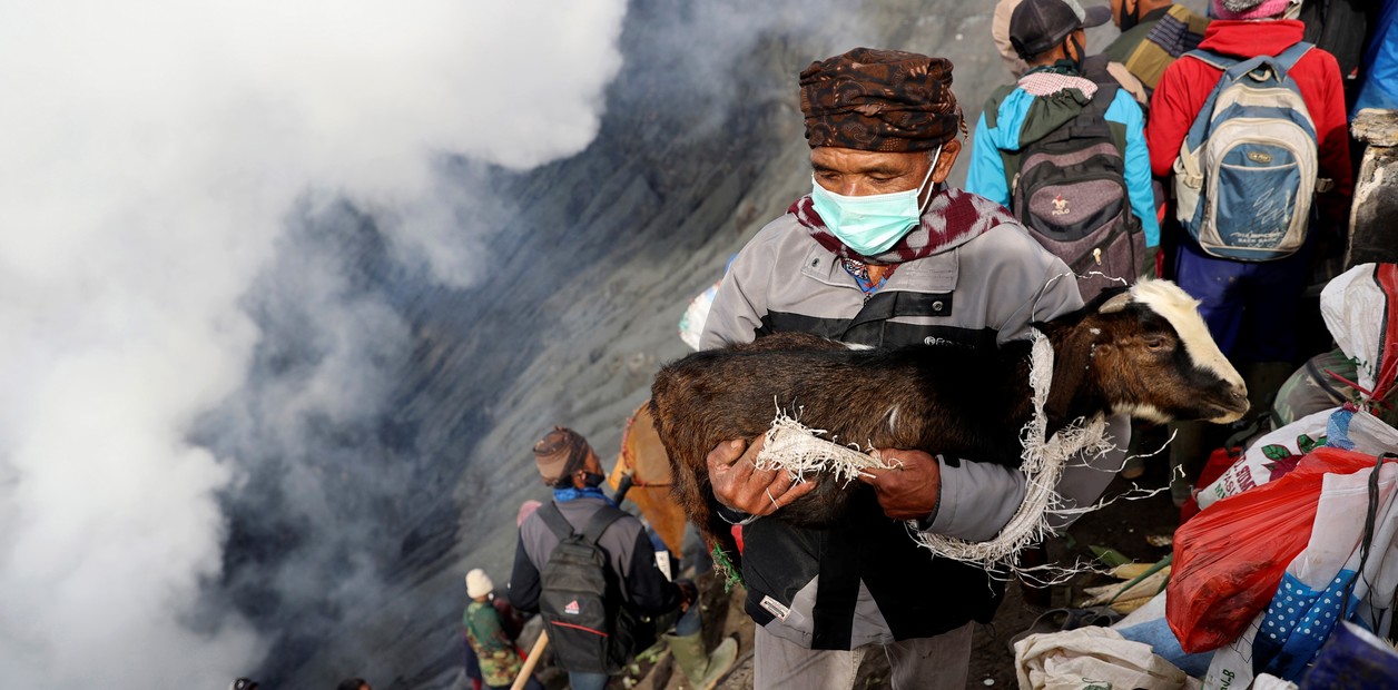 Cabras y gallinas tiradas al cráter como ofrenda: por qué miles de indonesios suben al Monte Bromo para un ritual sacrificio