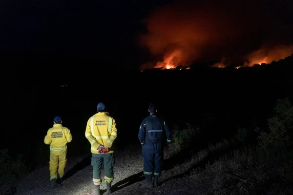 El fuego en Los Alerces no cesa, y ya lleva casi 3000 hectáreas quemadas.